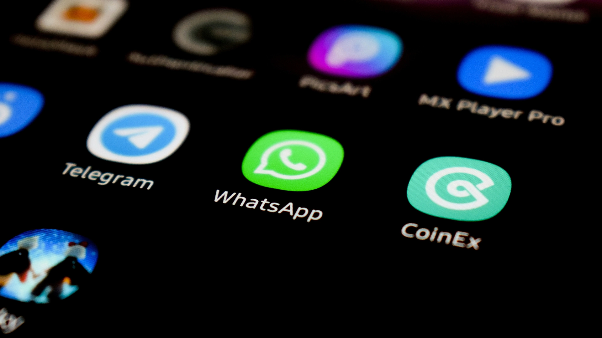 WhatsApp Meluncurkan Iklan di Status, Tambah Fitur Channel Berbayar